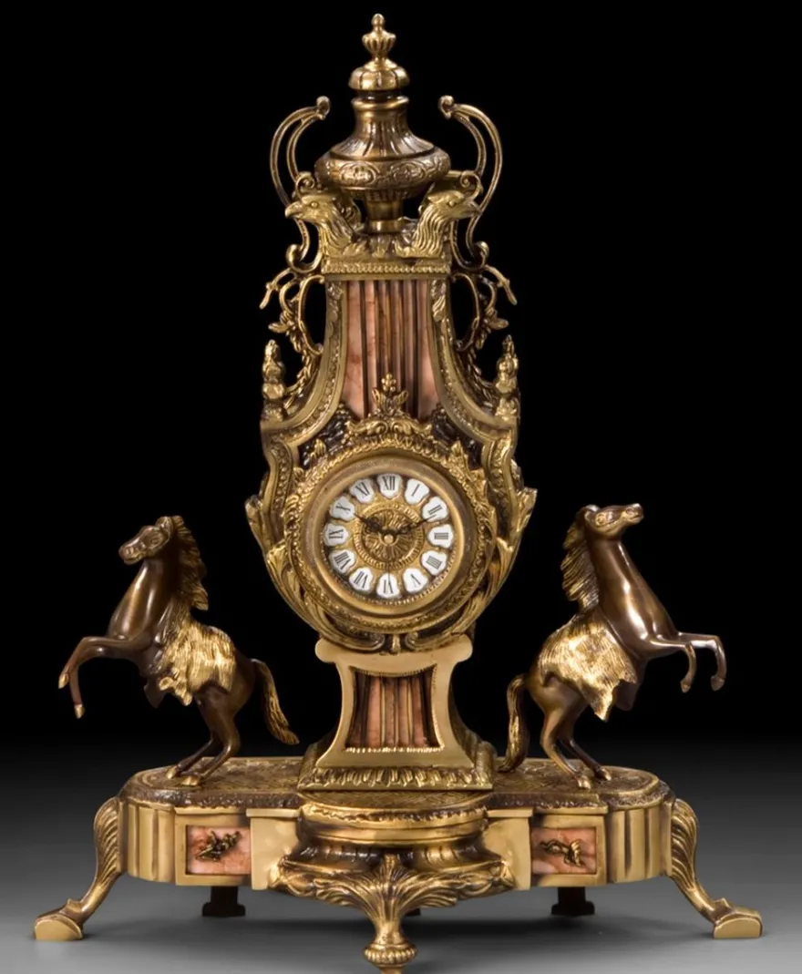 Casa Padrino Luxus Barock Tischuhr Gold / Bronze / Beige 43 x H. 54 cm - Handgefertigte Bronze Uhr im Barockstil - Barock Schreibtischuhr - Barock Schreibtisch Deko - Barock Deko Accessoires