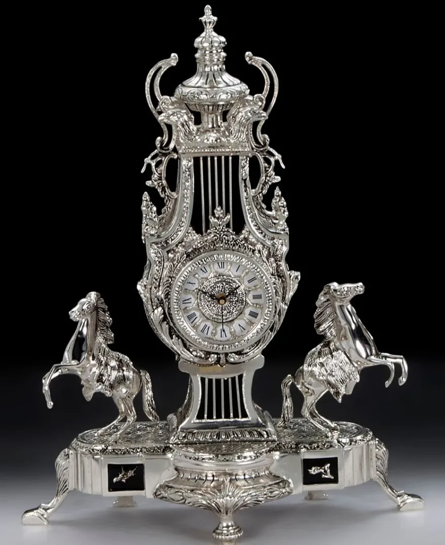 Casa Padrino Luxus Barock Tischuhr Silber / Schwarz 43 x H. 54 cm - Handgefertigte Bronze Uhr im Barockstil - Barock Schreibtischuhr - Barock Schreibtisch Deko - Barock Deko Accessoires