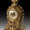 Casa Padrino Luxus Barock Tischuhr Gold 23 x H. 37 cm - Handgefertigte Bronze Uhr im Barockstil - Barock Schreibtischuhr - Barock Schreibtisch Deko - Barock Deko Accessoires - Barockstil Uhren