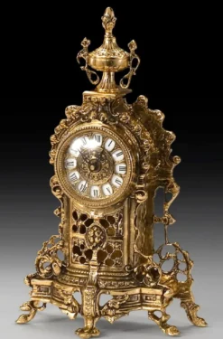Casa Padrino Luxus Barock Tischuhr Gold 23 x H. 37 cm - Handgefertigte Bronze Uhr im Barockstil - Barock Schreibtischuhr - Barock Schreibtisch Deko - Barock Deko Accessoires - Barockstil Uhren