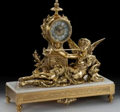 Casa Padrino Luxus Barock Tischuhr Gold / Weiß 48 x H. 47 cm - Handgefertigte Bronze Uhr im Barockstil - Barock Schreibtischuhr - Barock Schreibtisch Deko - Barock Deko Accessoires