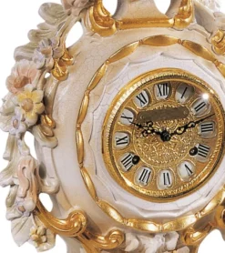 Casa Padrino Luxus Barock Tischuhr Weiß / Creme / Mehrfarbig / Gold - Prunkvolle Barockstil Uhr - Handgeschnitzte Barock Schreibtischuhr - Luxus Qualität - Made in Italy