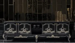 Casa Padrino Luxus Barock TV Schrank Schwarz / Gold - Prunkvolles Wohnzimmer Sideboard mit 4 Türen - Barock Wohnzimmer Möbel
