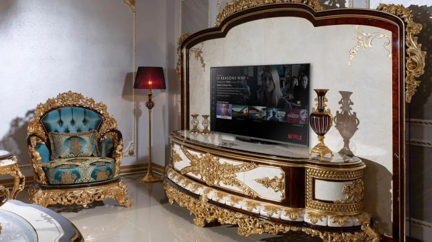 Casa Padrino Luxus Barock TV Schrank Weiß / Braun / Gold - Prunkvolles Wohnzimmer Sideboard mit Rückwand - Barock Wohnzimmer Möbel - Edel & Prunkvoll