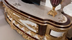 Casa Padrino Luxus Barock TV Schrank Weiß / Braun / Gold - Prunkvolles Wohnzimmer Sideboard mit Rückwand - Barock Wohnzimmer Möbel - Edel & Prunkvoll