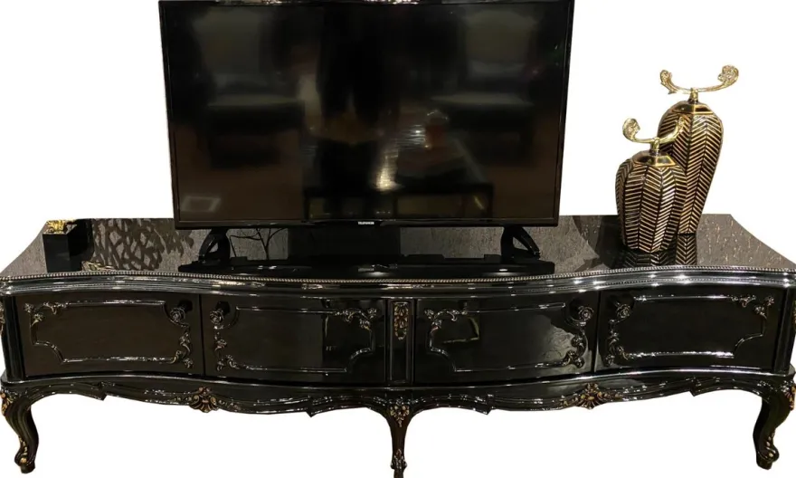 Casa Padrino Luxus Barock TV Schrank Schwarz / Antik Gold 222 x 50 x H. 62 cm - Edler Fernsehschrank mit 4 Türen und Glasplatte - Hochwertige Wohnzimmer Möbel im Barockstil