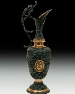 Casa Padrino Luxus Barock Vase in Weinkrug Form Grün / Messing H. 45 cm - Barock Deko Accessoires