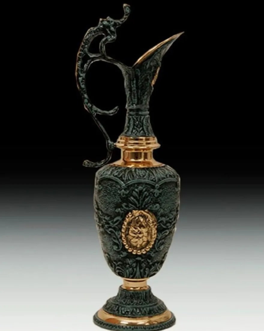 Casa Padrino Luxus Barock Vase in Weinkrug Form Grün / Messing H. 45 cm - Barock Deko Accessoires