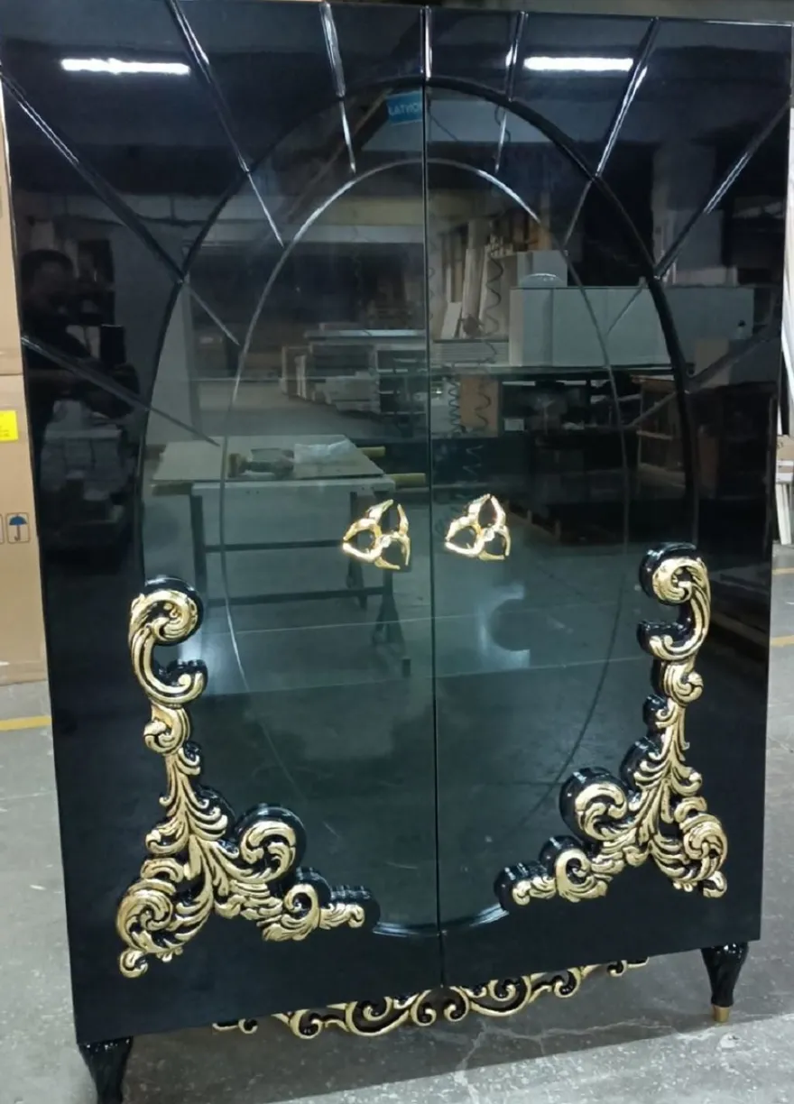 Casa Padrino Luxus Barock Vitrine Schwarz / Gold 116 x 46 x H. 170 cm - Beleuchteter Massivholz Vitrinenschrank mit 2 Glastüren - Edle Barock Möbel