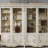 Casa Padrino Luxus Barock Vitrine Weiß / Gold 276 x 60 x H. 230 cm - Edler Massivholz Vitrinenschrank mit 4 Türen - Hotel Restaurant Schloss Möbel - Luxus Qualität - Made in Italy