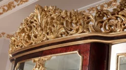 Casa Padrino Luxus Barock Vitrine Weiß / Braun / Gold - Prunkvoller Massivholz Vitrinenschrank mit 2 Glastüren - Barock Möbel - Edel & Prunkvoll