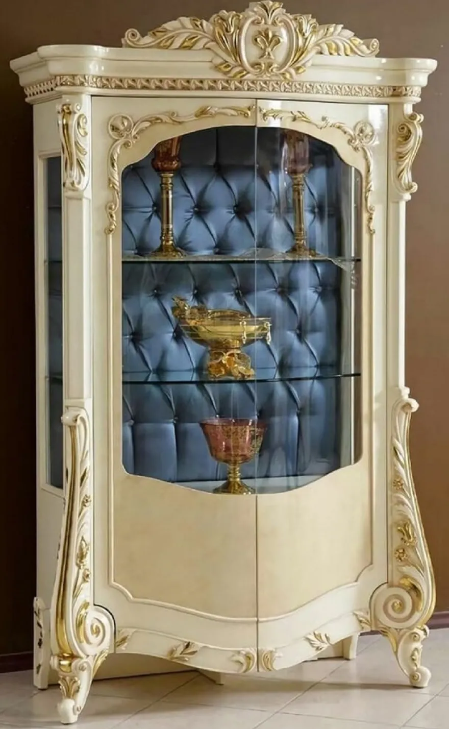Casa Padrino Luxus Barock Vitrine Beige / Weiß / Gold / Blau - Prunkvoller Massivholz Vitrinenschrank mit 2 Glastüren - Handgefertigte Barock Möbel - Edel & Prunkvoll
