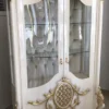 Casa Padrino Luxus Barock Vitrine Weiß / Gold 130 x 50 x H. 222 cm - Prunkvoller Vitrinenschrank mit 2 Glastüren und 2 Glasregalen - Barock Möbel