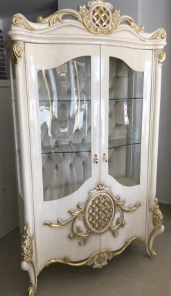 Casa Padrino Luxus Barock Vitrine Weiß / Gold 130 x 50 x H. 222 cm - Prunkvoller Vitrinenschrank mit 2 Glastüren und 2 Glasregalen - Barock Möbel