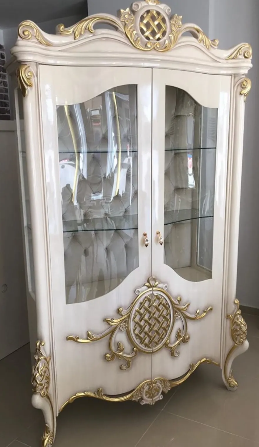 Casa Padrino Luxus Barock Vitrine Weiß / Gold 130 x 50 x H. 222 cm - Prunkvoller Vitrinenschrank mit 2 Glastüren und 2 Glasregalen - Barock Möbel