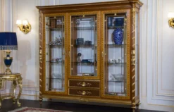 Casa Padrino Luxus Barock Vitrine Hellbraun / Braun / Gold 239 x 57 x H. 221 cm - Prunkvoller Massivholz Vitrinenschrank mit 3 Glastüren - Hotel Restaurant Schloss Möbel - Luxus Qualität - Made in Italy