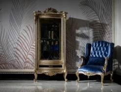 Casa Padrino Luxus Barock Vitrine Silber / Schwarz / Gold - Prunkvoller Barockstil Vitrinenschrank mit Glastür und Schublade - Handgefertigte Barock Möbel - Edel & Prunkvoll