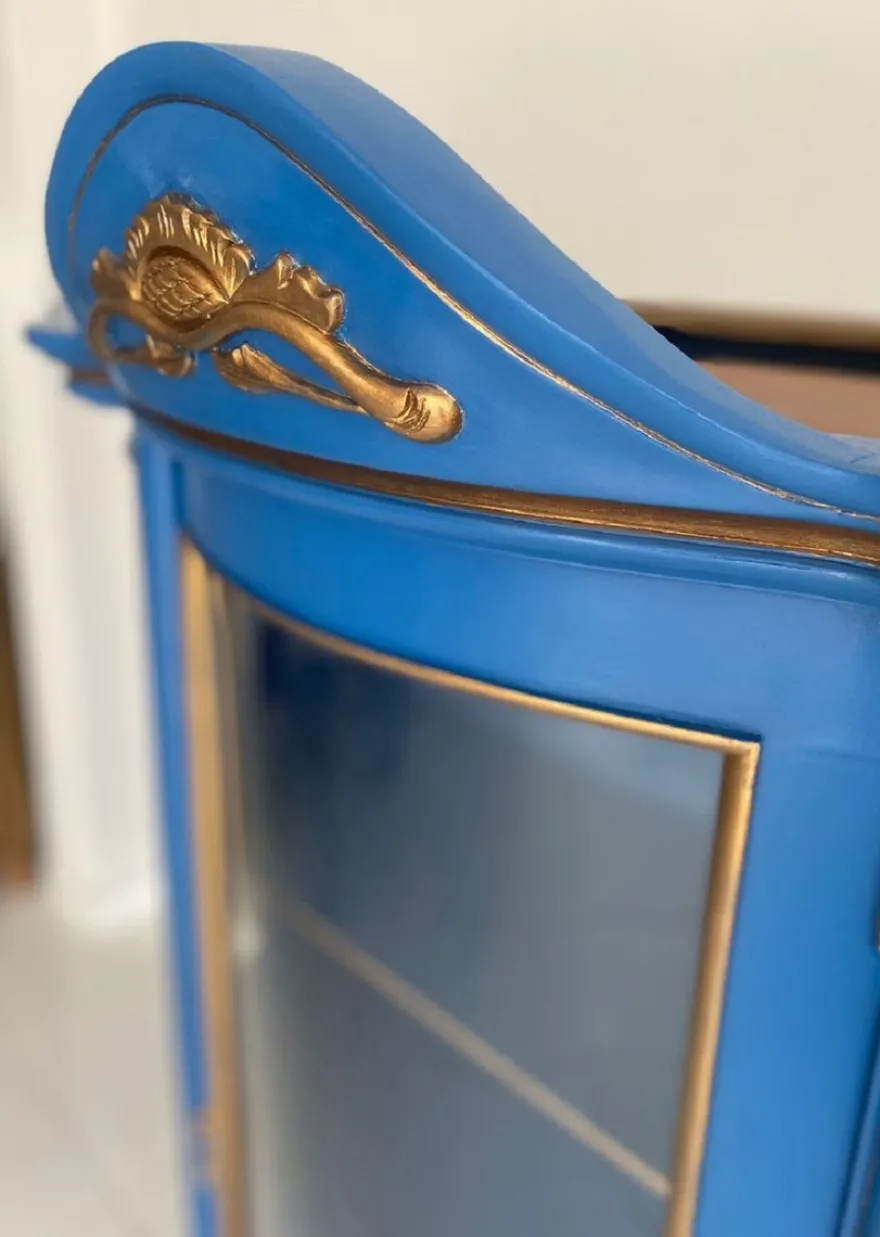 Casa Padrino Luxus Barock Vitrine Blau / Gold - Barockstil Vitrinenschrank mit Glastür - Luxus Esszimmer Möbel im Barockstil - Barock Esszimmer Möbel - Edel & Prunkvoll
