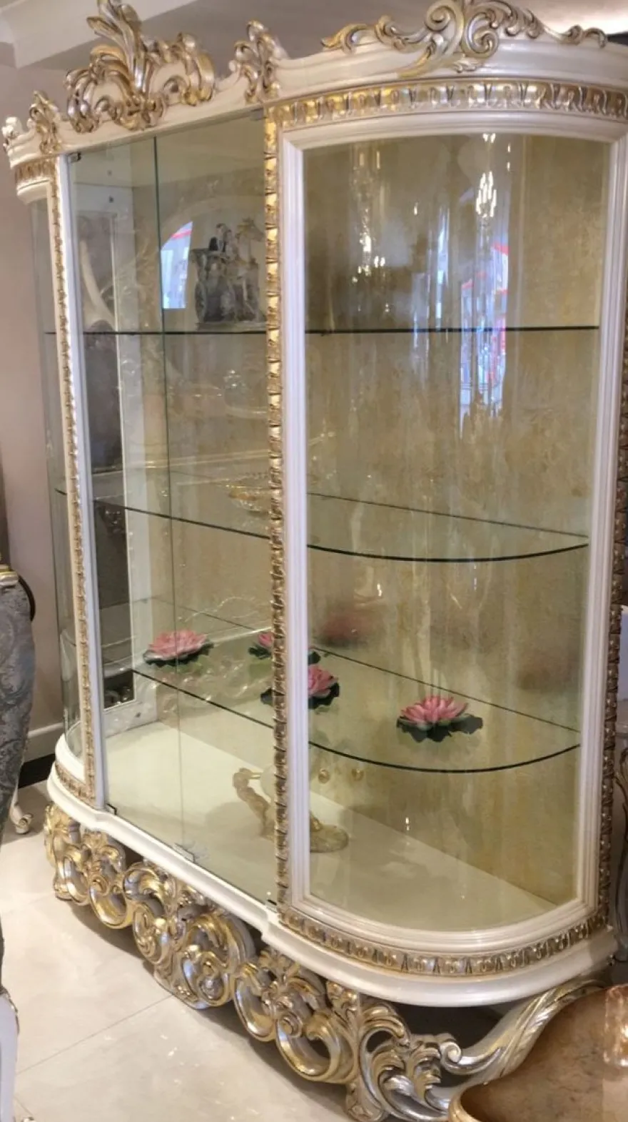Casa Padrino Luxus Barock Vitrine Weiß / Silber / Gold 170 x 50 x H. 215 cm - Prunkvoller Vitrinenschrank mit 2 Glastüren und 3 Glasregalen - Barock Möbel