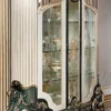 Casa Padrino Luxus Barock Vitrine Weiß / Grün / Gold - Prunkvoller Massivholz Vitrinenschrank mit 2 Glastüren - Barock Möbel - Edel & Prunkvoll