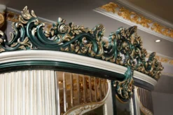 Casa Padrino Luxus Barock Vitrine Weiß / Grün / Gold - Prunkvoller Massivholz Vitrinenschrank mit 2 Glastüren - Barock Möbel - Edel & Prunkvoll