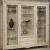 Casa Padrino Luxus Barock Vitrine Weiß / Gold - Edler Massivholz Vitrinenschrank mit 3 Glastüren und 2 Schubladen - Hotel Möbel - Schloss Möbel - Luxus Qualität - Made in Italy