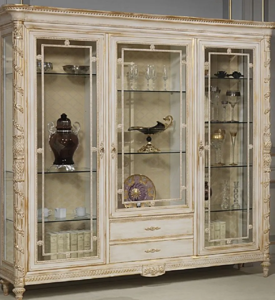 Casa Padrino Luxus Barock Vitrine Weiß / Gold - Edler Massivholz Vitrinenschrank mit 3 Glastüren und 2 Schubladen - Hotel Möbel - Schloss Möbel - Luxus Qualität - Made in Italy