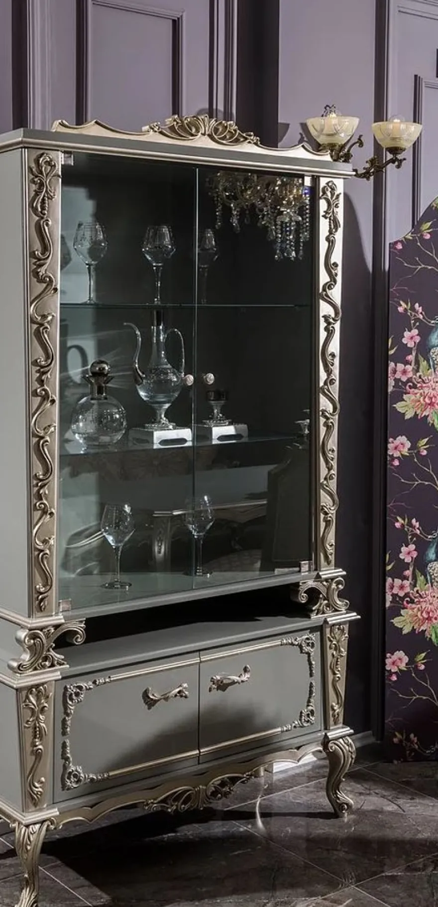 Casa Padrino Luxus Barock Vitrine Grau / Silber 110 x 47 x H. 201 cm - Massivholz Vitrinenschrank im Barockstil - Edel & Prunkvoll