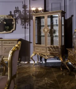 Casa Padrino Luxus Barock Vitrine Grau / Gold 125 x 43 x H. 193 cm - Edler Massivholz Vitrinenschrank mit 2 Glastüren und 2 Schubladen - Barock Möbel