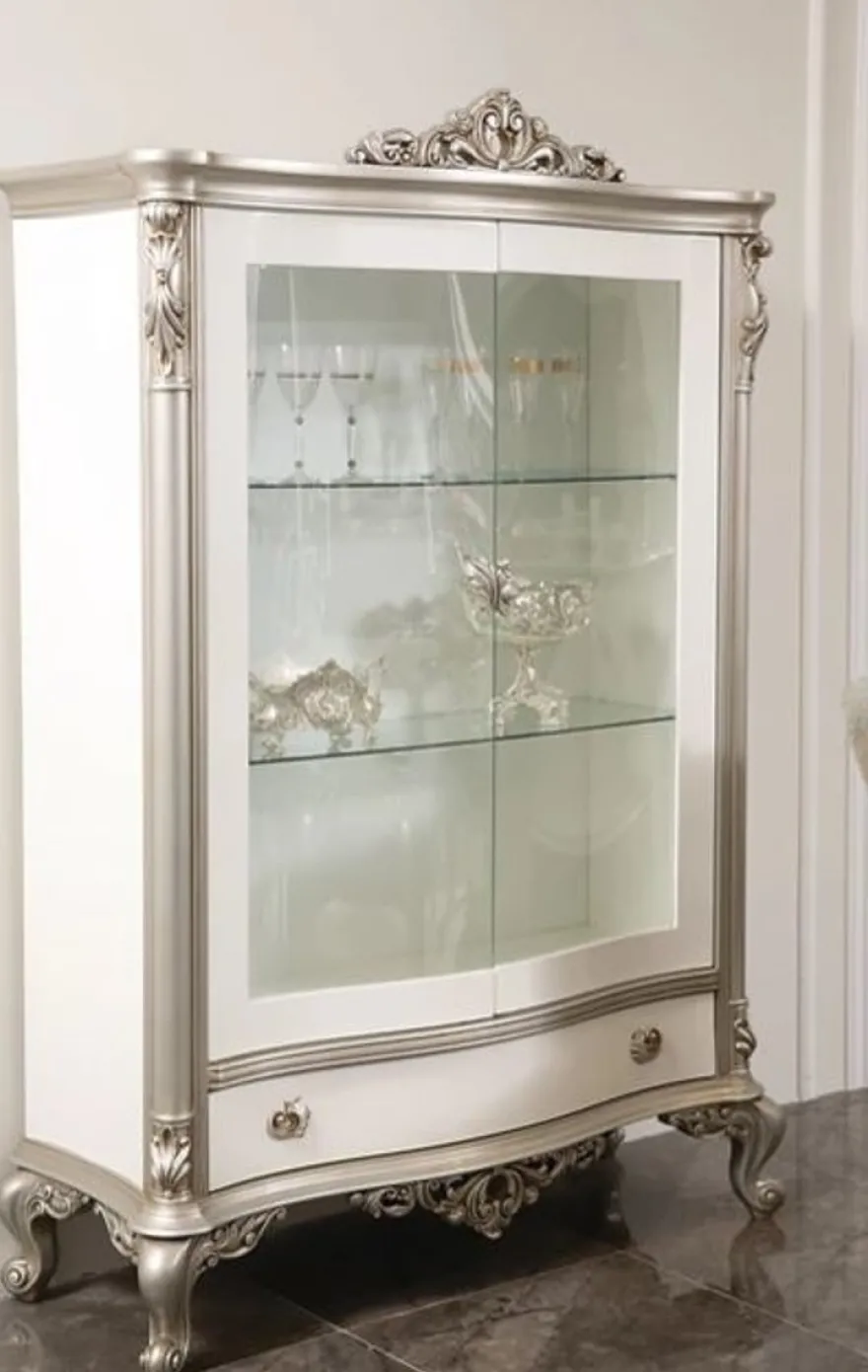 Casa Padrino Luxus Barock Vitrine Weiß / Silber 124 x 54 x H. 198 cm - Edler Massivholz Vitrinenschrank mit 2 Glastüren und Schublade - Barock Möbel