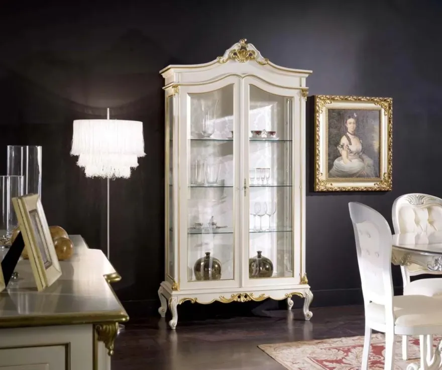 Casa Padrino Luxus Barock Vitrine Weiß / Gold - Handgefertigter Massivholz Vitrinenschrank mit 2 Glastüren - Prunkvolle Barock Möbel - Luxus Qualität - Made in Italy