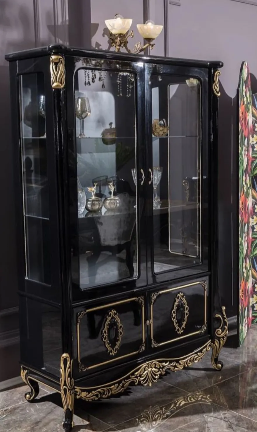 Casa Padrino Luxus Barock Vitrine Schwarz / Gold 124 x 54 x H. 194 cm - Massivholz Vitrinenschrank im Barockstil - Edel & Prunkvoll