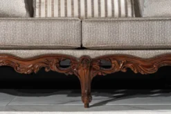 Casa Padrino Luxus Barock Wohnzimmer Sofa Silber / Braun - Handgefertigtes Barockstil Sofa mit dekorativen Kissen - Luxus Wohnzimmer Möbel im Barockstil - Barock Möbel - Edel & Prunkvoll