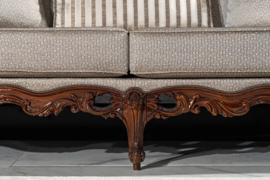 Casa Padrino Luxus Barock Wohnzimmer Sofa Silber / Braun - Handgefertigtes Barockstil Sofa mit dekorativen Kissen - Luxus Wohnzimmer Möbel im Barockstil - Barock Möbel - Edel & Prunkvoll