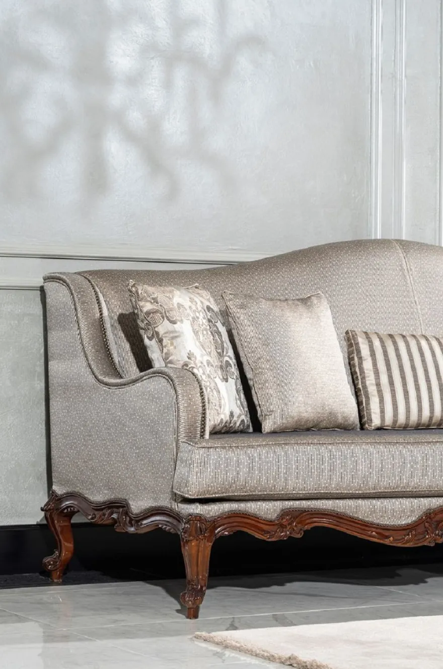 Casa Padrino Luxus Barock Wohnzimmer Sofa Silber / Braun - Handgefertigtes Barockstil Sofa mit dekorativen Kissen - Luxus Wohnzimmer Möbel im Barockstil - Barock Möbel - Edel & Prunkvoll