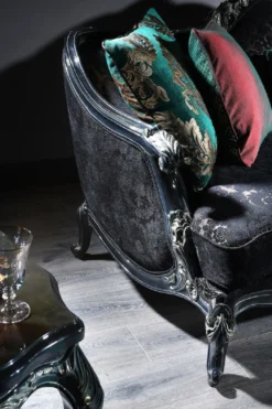 Casa Padrino Luxus Barock Wohnzimmer Set Grün / Schwarz / Gold - 2 Sofas & 2 Sessel & 1 Couchtisch & 2 Beistelltische - Prunkvolle Barock Möbel - Luxus Qualität