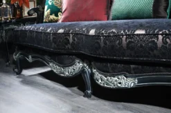 Casa Padrino Luxus Barock Wohnzimmer Set Grün / Schwarz / Gold - 2 Sofas & 2 Sessel & 1 Couchtisch & 2 Beistelltische - Prunkvolle Barock Möbel - Luxus Qualität