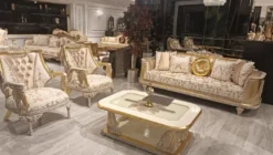 Casa Padrino Luxus Barock Wohnzimmer Sofa mit Muster Gold / Weiß - Handgefertigtes Barockstil Sofa - Luxus Wohnzimmer Möbel im Barockstil - Barock Möbel - Edel & Prunkvoll