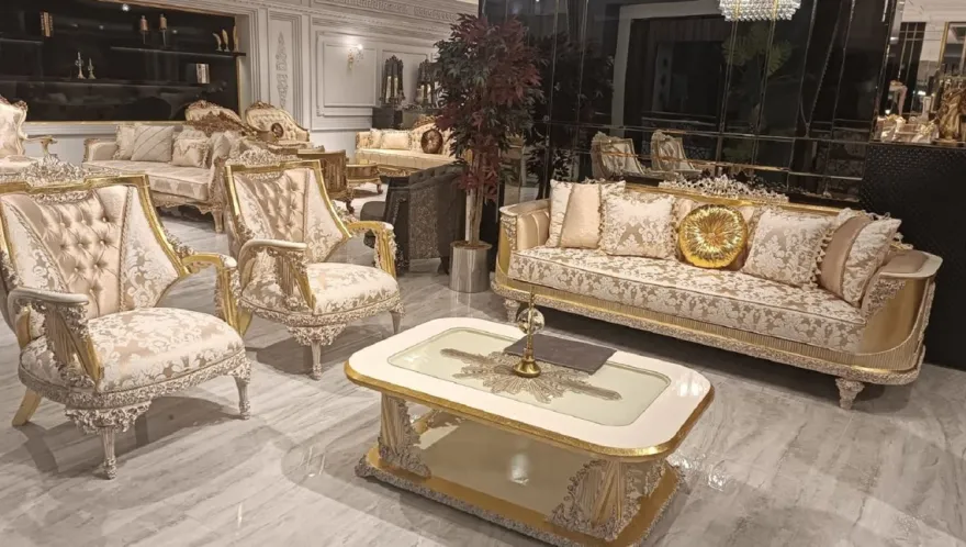 Casa Padrino Luxus Barock Wohnzimmer Sofa mit Muster Gold / Weiß - Handgefertigtes Barockstil Sofa - Luxus Wohnzimmer Möbel im Barockstil - Barock Möbel - Edel & Prunkvoll