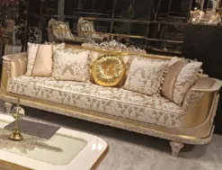 Casa Padrino Luxus Barock Wohnzimmer Sofa mit Muster Gold / Weiß - Handgefertigtes Barockstil Sofa - Luxus Wohnzimmer Möbel im Barockstil - Barock Möbel - Edel & Prunkvoll