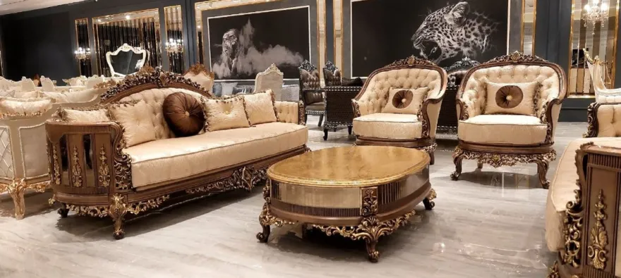 Casa Padrino Luxus Barock Wohnzimmer Set Gold / Braun / Gold - 2 Barock Sofas & 2 Barock Sessel & 1 Barock Couchtisch - Luxus Wohnzimmer Möbel im Barockstil - Barock Möbel - Edel & Prunkvoll