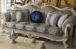 Casa Padrino Luxus Barock Wohnzimmer Set Grau / Blau / Weiß / Gold - 2 Sofas & 2 Sessel & 1 Couchtisch - Wohnzimmer Möbel im Barockstil - Edel & Prunkvoll