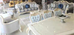 Casa Padrino Luxus Barock Wohnzimmer Set Grau / Blau / Weiß / Gold - 2 Sofas & 2 Sessel & 1 Couchtisch - Wohnzimmer Möbel im Barockstil - Edel & Prunkvoll