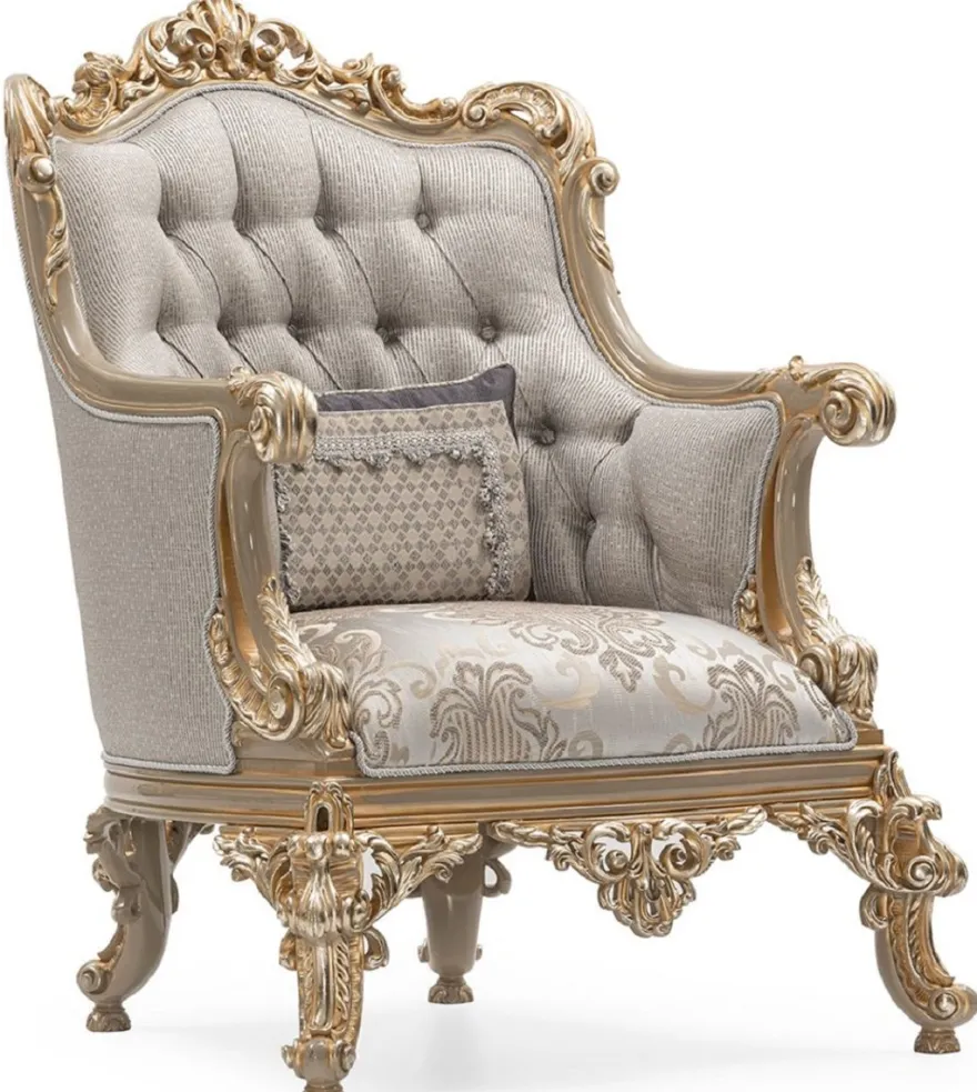 Casa Padrino Luxus Barock Wohnzimmer Sessel Silber / Grau / Gold - Handgefertigter Barockstil Sessel mit dekorativem Kissen - Luxus Wohnzimmer Möbel im Barockstil - Barock Möbel - Edel & Prunkvoll
