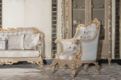 Casa Padrino Luxus Barock Wohnzimmer Sessel Silber / Grau / Gold - Handgefertigter Barockstil Sessel mit dekorativem Kissen - Luxus Wohnzimmer Möbel im Barockstil - Barock Möbel - Edel & Prunkvoll