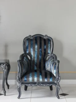 Casa Padrino Luxus Barock Wohnzimmer Sessel Grau / Blau / Grau 80 x 80 x H. 116 cm - Edler Massivholz Sessel mit Streifen - Barockstil Wohnzimmer Möbel