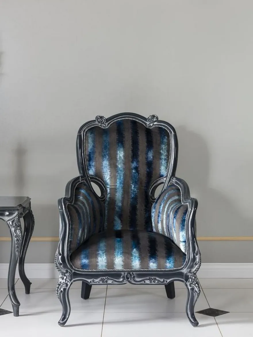 Casa Padrino Luxus Barock Wohnzimmer Sessel Grau / Blau / Grau 80 x 80 x H. 116 cm - Edler Massivholz Sessel mit Streifen - Barockstil Wohnzimmer Möbel