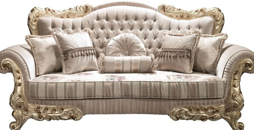 Casa Padrino Luxus Barock Wohnzimmer Set Beige / Gold - 2 Sofas & 2 Sessel & 1 Couchtisch - Prunkvolle Wohnzimmermöbel im Barockstil