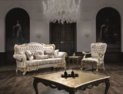 Casa Padrino Luxus Barock Wohnzimmer Set Beige / Gold - 2 Sofas & 2 Sessel & 1 Couchtisch - Prunkvolle Wohnzimmermöbel im Barockstil