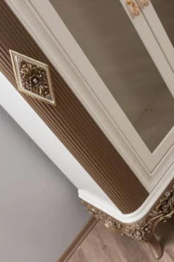 Casa Padrino Luxus Barock Wohnzimmer Vitrine Weiß / Braun / Gold 130 x 50 x H. 220 cm - Prunkvoller Barock Vitrinenschrank mit 2 Glastüren - Edle Barock Möbel
